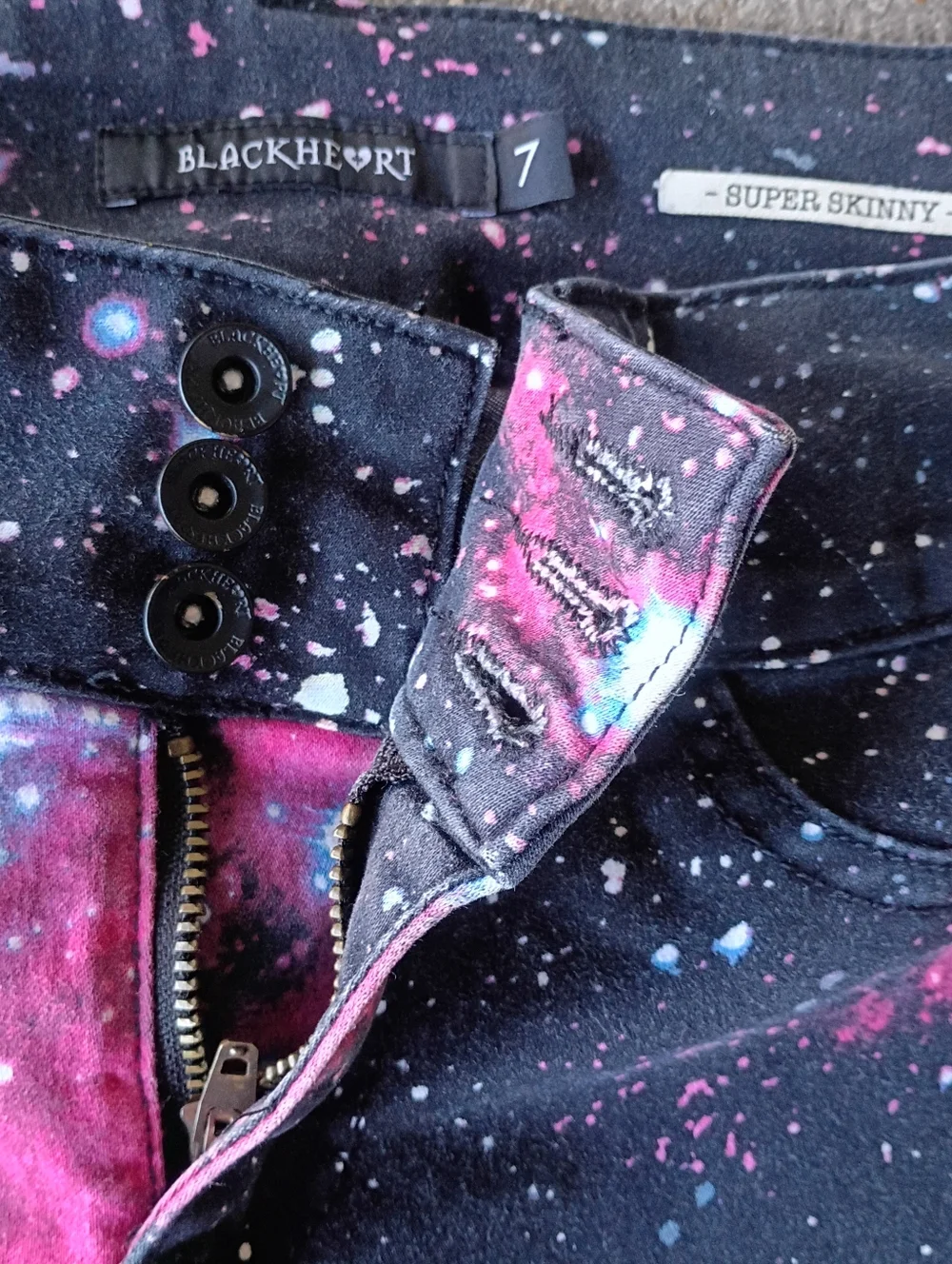 2/$10 Hot Topic Blackheart Galaxy Print Pink & Black Skinny Jeans Size 7 - Picture 5 of 8